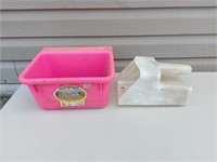 Pink Mini Fence Feeder & White Feed Scoop