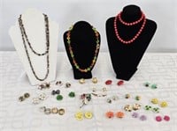 JEWELRY LOT - 3 NECKLACES, 2 BROOCHES PLUS