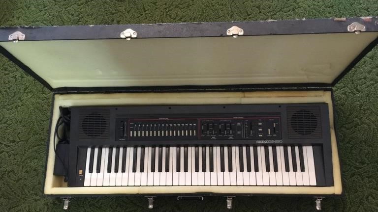 SEIKO DS-250 Keyboard in Case | Evolve Auctions