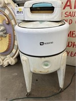 Vintage Maytag Wringer/Washing Machine