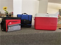 Coolers Rubbermaid & 2 carry coolers