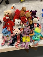 LARGE GROUP OF BEANIE BABIES