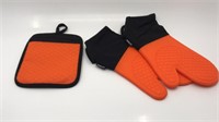 New 2 Oven Mitts & 1 Hot Pad