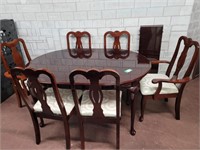 Beautiful Dinning room table with 6 chairs & leaf