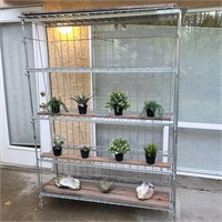 O626 Metal stand w artificial plants and rocks