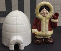 Magnetic Salt & pepper shakers - igloo and woman