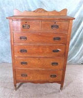 VINTAGE OAK CHEST OF DRAWERS ON CASTERS*NO KEY