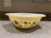 Vintage nesting bowls