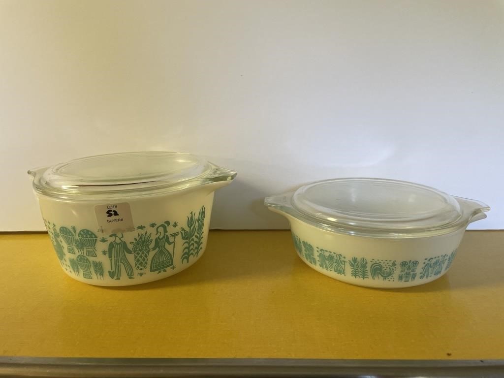 2 AMISH BUTTER PRINT PYREX BOWLS W/LIDS