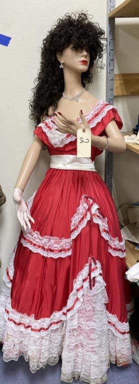 Mannequin w/dress70"H-right arm loose