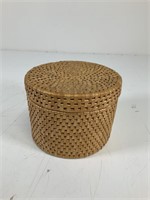 Small woven basket with lid