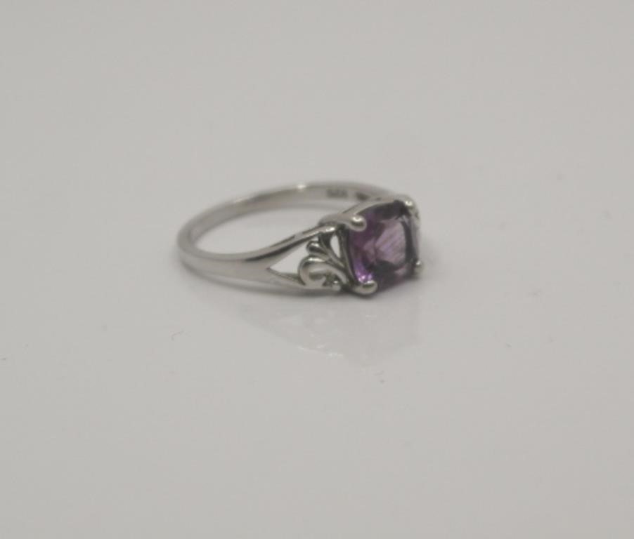 925 STAMPED STERLING SILVER RING W/ AMETHYST