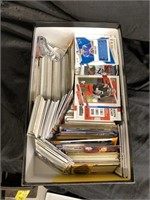 BOX LOT OF SPORTS TRADING CARDS / MIXED