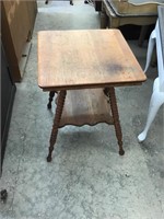 Super, oak parlor table. 22 x 22 x 28