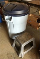 32 Gallon Rubbermaid Trash Can & Step Stool