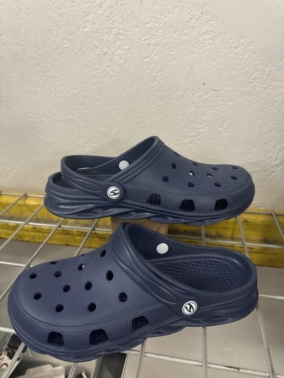 Men’s Size 9 Crock-Like Sandals