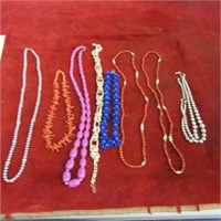 (8)Assorted jewelry necklaces.