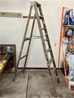 7.5 ft Wood Ladder M