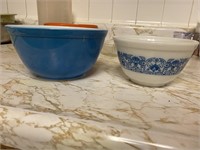 Pyrex bowls & pie plate