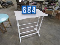 WHITE PAINTED SPINDLE LEG TABLE