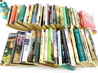 38 romans de poche variés en anglais