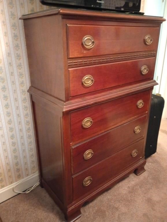 Nice 5 drawer wooden chest of drawers with glass