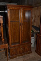 Oak finish 2 door gun cabinet