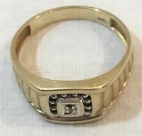 Mens 10 karat gold ring.