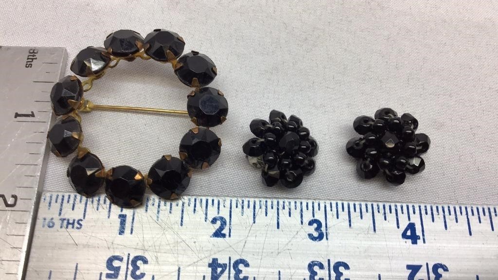 OF) JET BLACK CIRCULAR BROOCH WITH CLIP EARRINGS,