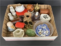 Lot box of small vintage items