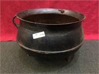 Cast iron kettle 18” diameter cracked