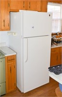 GE Refrigerator 2 Crisper Drawers, Built in Ice