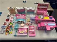 BARBIE ACCESSORIES OUT OF THE PACKAGE - USED