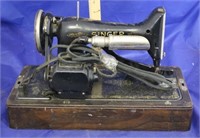 Singer Sewing Machine w/Wood Carrying Case