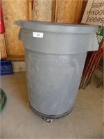RUBBERMAID GARBAGE CAN W/ROLLING DOLLY