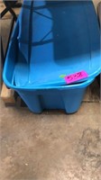 Plastic tote with lid