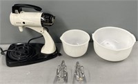 Sunbeam Mixmaster & Pyrex Mixing Bowls