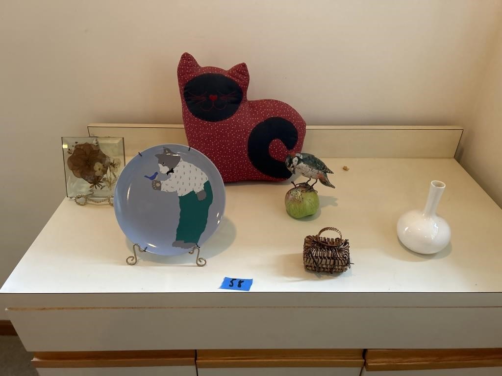 Miscellaneous decor, cats, vase, and other items