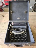 Vintage Underwood Noiseless Typewriter in Case