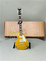 Mini Gibson 1957 Gold Top guitar & stand