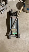 Heavy duty floor jack with