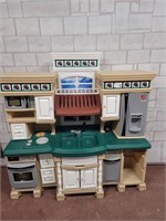 Kids large play kitchen (good condition)