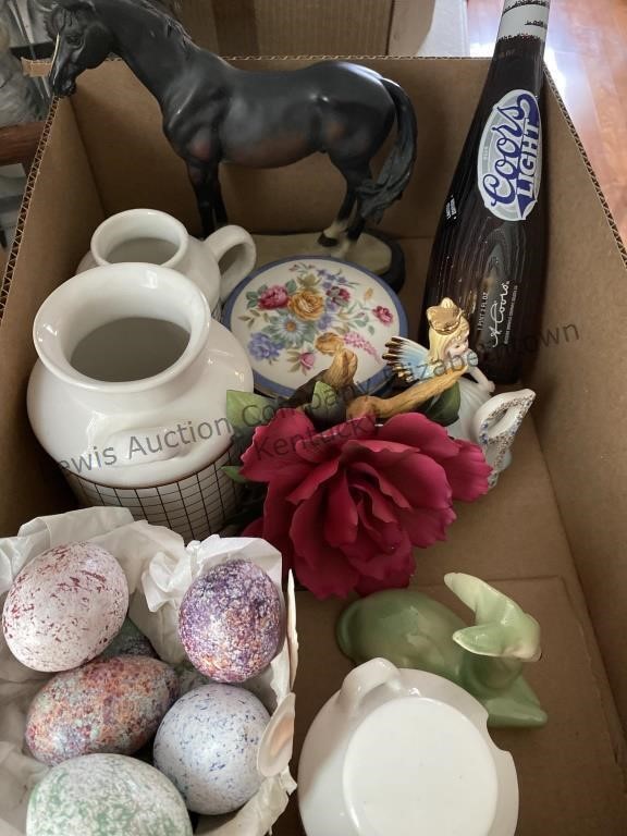 Miscellaneous box of home decor items includes a