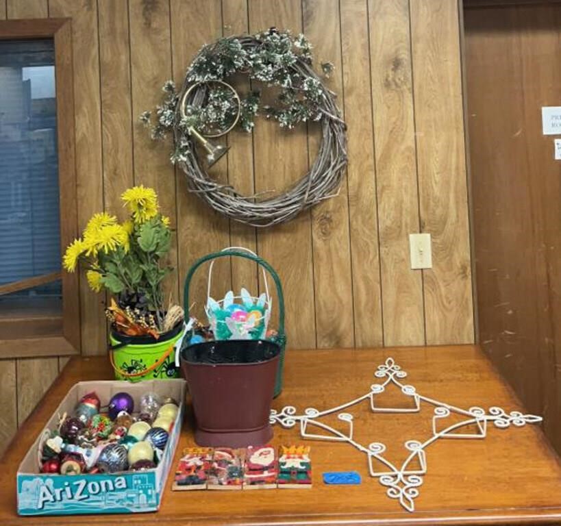 Holiday decor, wreath, twisted wire plate display