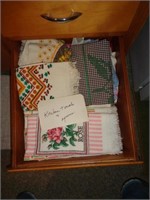 DRAWER OF KITCHEN TOWELS & APRONS / K