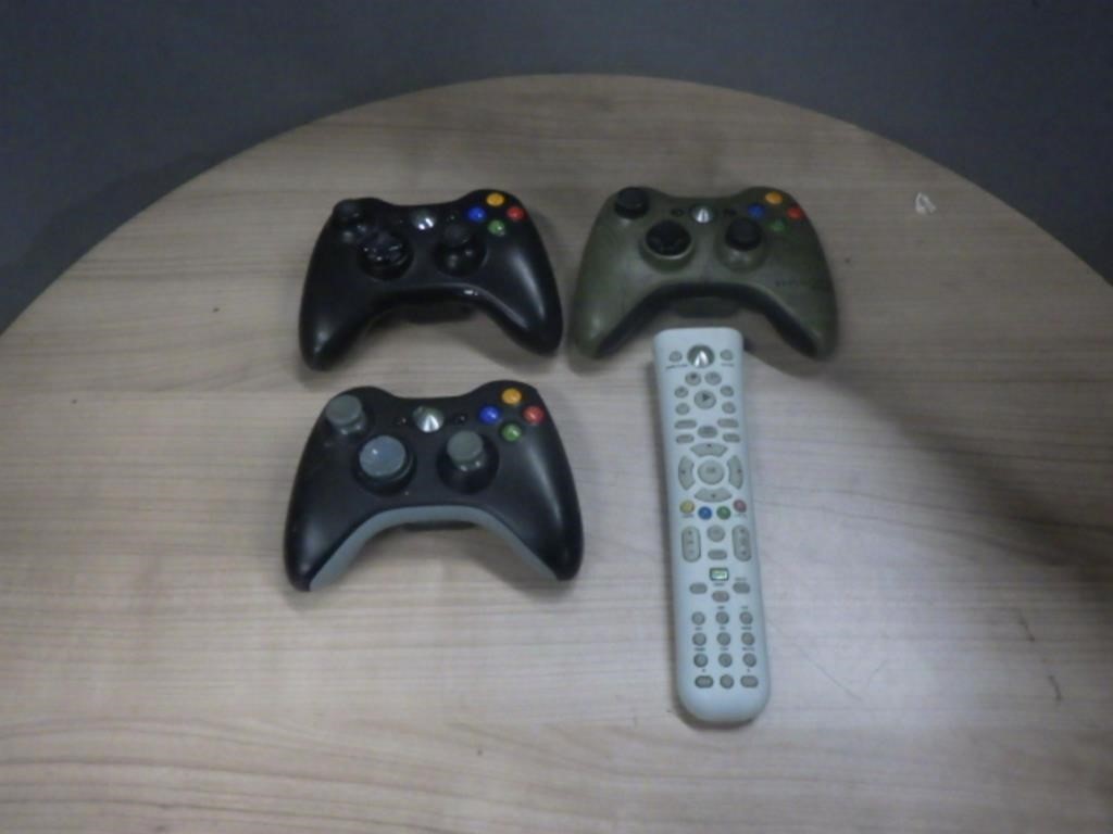 3 XBOX 360 CONTROLLERS & XBOX 360 REMOTE