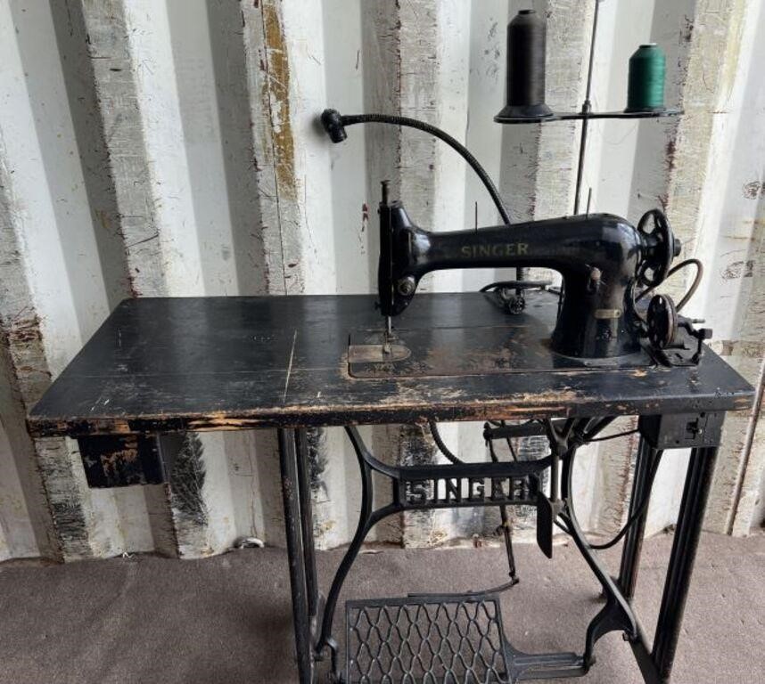 Antique Singer 31-15 Sewing Maching Table w/ Lamp