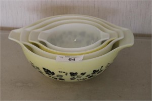 Pyrex nesting bowl set