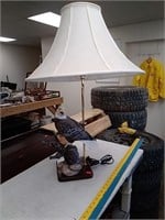 Eagle table lamp with shade