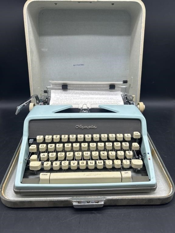Olympia Deluxe SM7 Portable Typewriter w/ Case